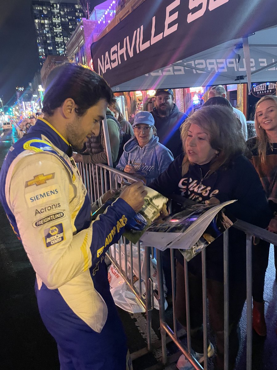 TeamHendrick's tweet photo. Hanging out with #HendrickNation before taking on his burnouts. 👏

#ChampionsWeek | @chaseelliott https://t.co/eVa5LOZRB9