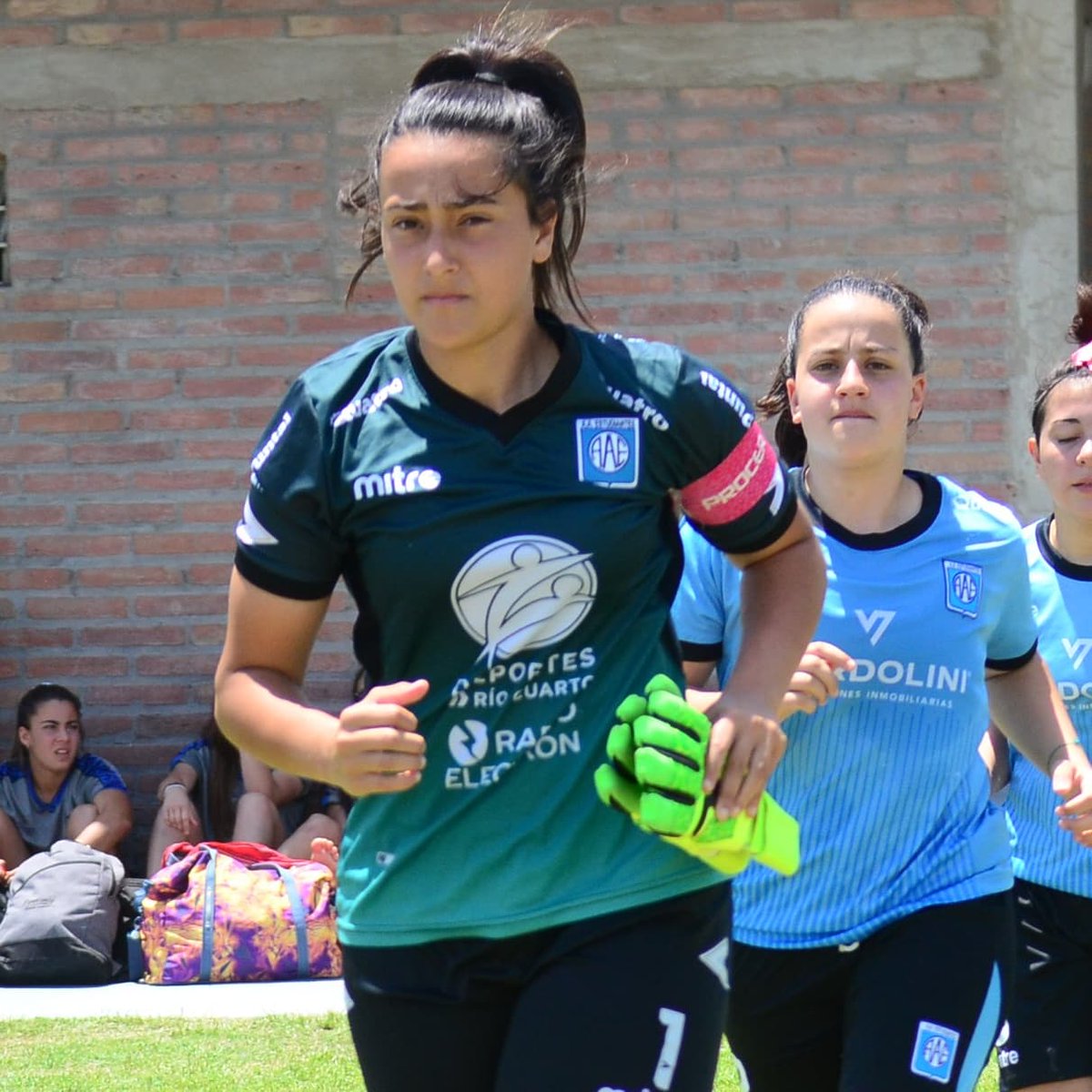 🧤🦁Felicitamos a nuestra leona y arquera <a href="/agustinaruffino/">agustina ruffino</a> por su citación para participar de la jornada de entrenamiento en el Predio de Ezeiza el próximo 6 de diciembre. 
.
¡Felicitaciones Agus! ¡Merecido, a vivir la gran experiencia! ⚽️🙌🏼🤍 ¡Esto recién comienza!
.
<a href="/afa/">AFA</a> #AAE