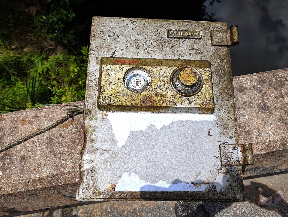 BandEAtoZ's tweet photo. These inexpensive, fire-resistant boxes offer ZERO physical resistance. Can assume they carried it away, easily pried it open, & disposed of it. If you can pick it up & put in in the shopping cart, so can they walk off with it.
#BoltItDown #truecrime #safecracker #SafeEngineer https://t.co/HipGIR3JGE
