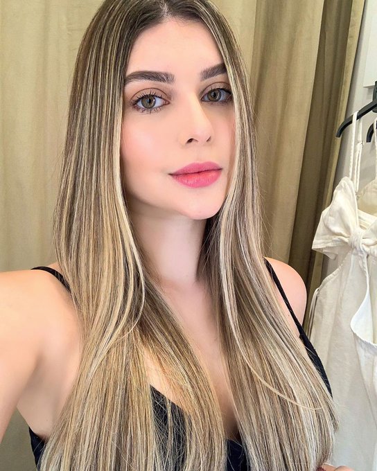 primeira selfie com o cabelo novo, gostaram da mudança? 💇🏼‍♀️✨ https://t.co/6ou5KNkrFC