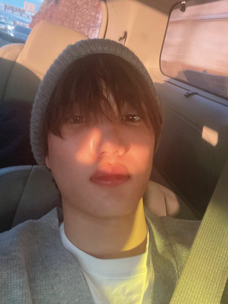 mortelui's tweet photo. Me, after watching the #PeachesMV and seeing #KAI with all black hair
#KaiComebackDay #KAI_Peaches https://t.co/vHnwYegaOj