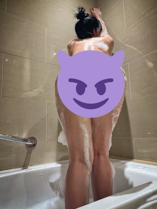 Blessed with 2 pairs of juicy lips 👄 https://t.co/uVOkae7ZQl