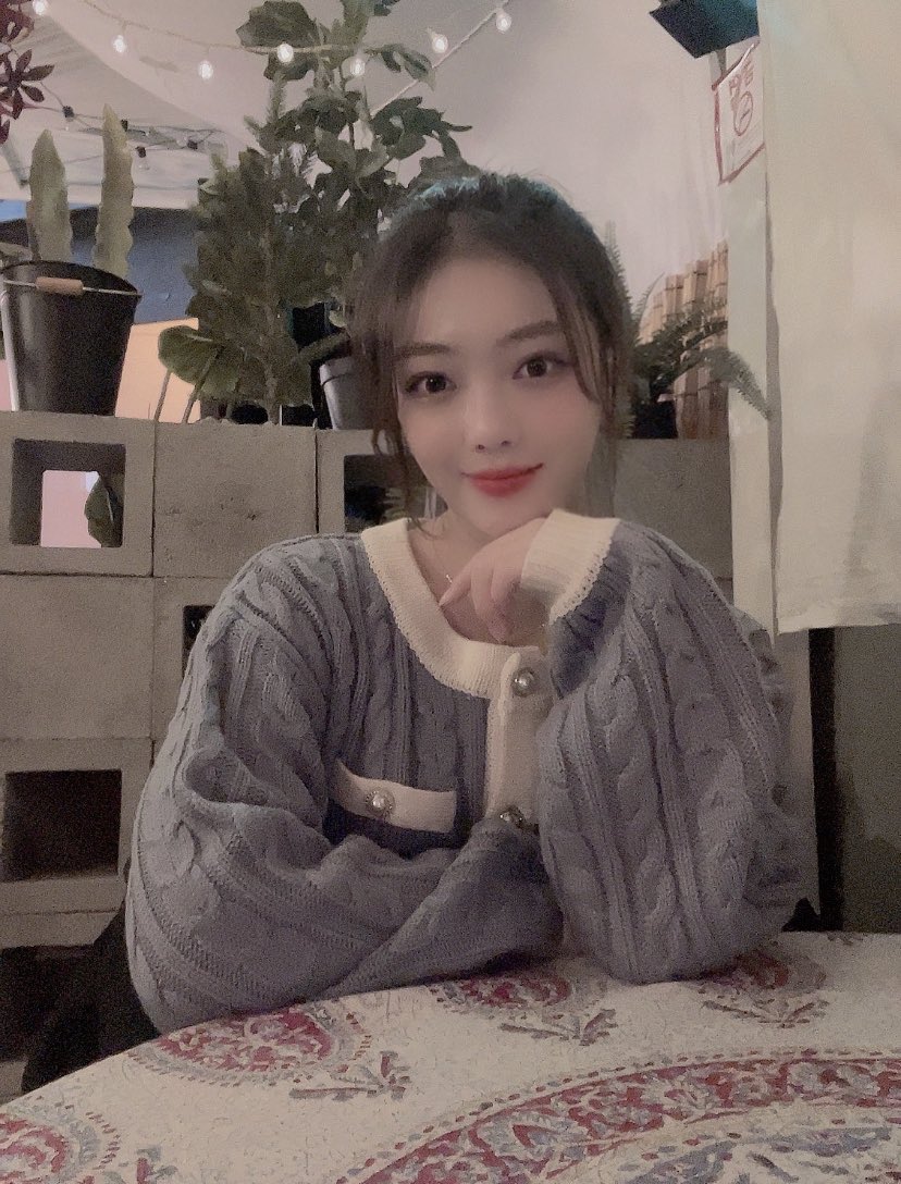 haneulzones's tweet photo. gf material <3 https://t.co/6yciRXhlPS
