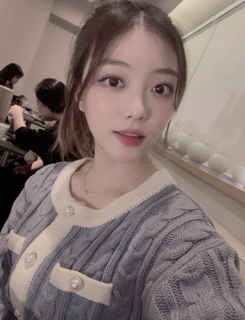 haneulzones's tweet photo. gf material <3 https://t.co/6yciRXhlPS