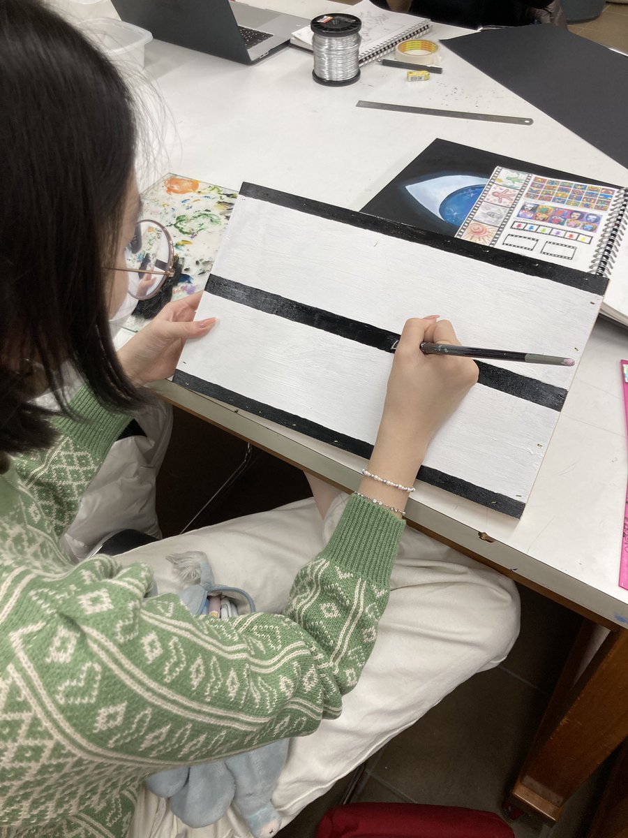 My creative and open-minded learners in #IBClassroom this morning #experimenting art-making forms and techniques <a href="/GSISKorea/">GSIS | Gyeonggi Suwon International School</a>  #KnightsRoK