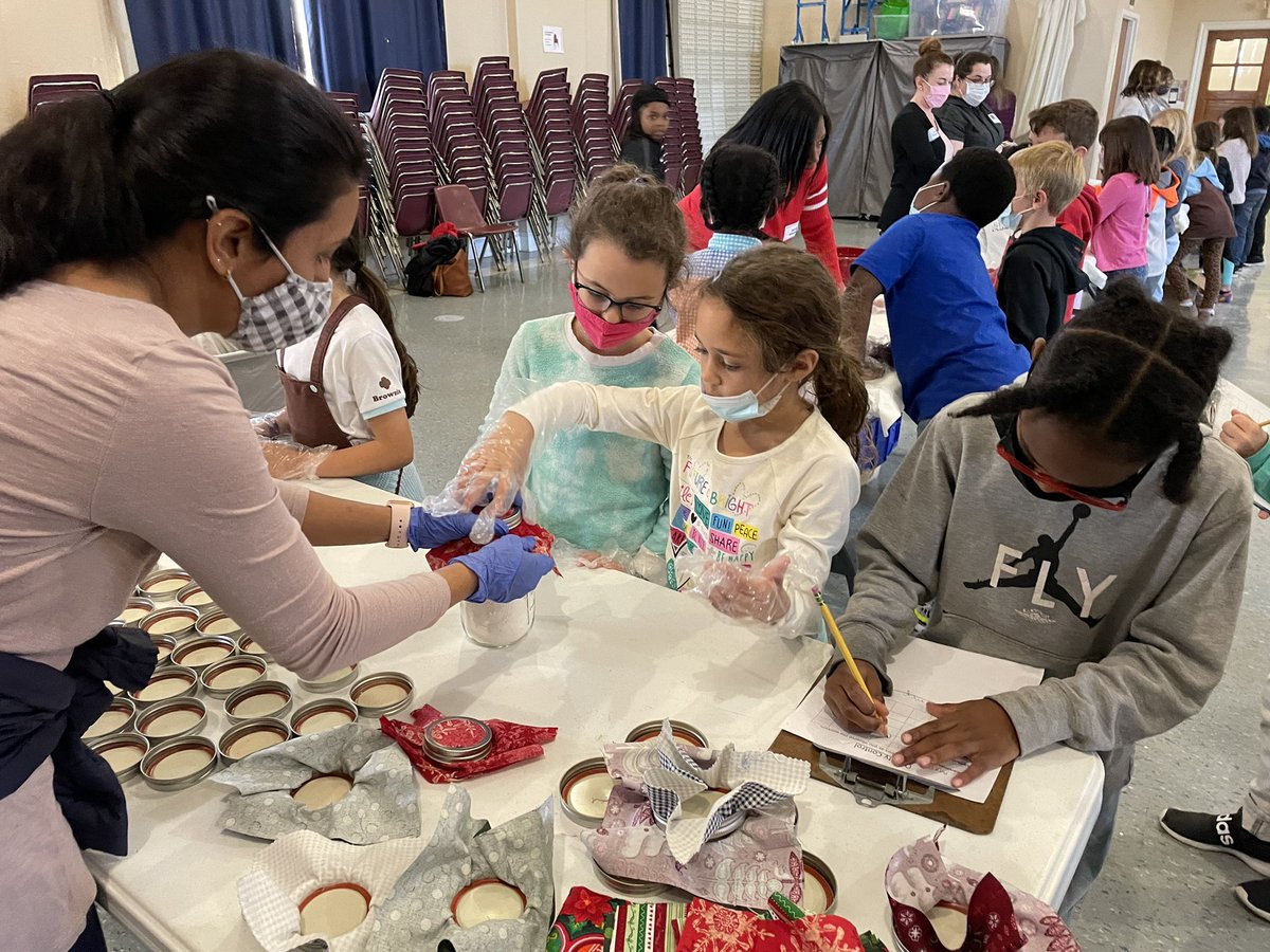 GastonCindy's tweet photo. 2nd grade factory…complete with quality control. Kids learned about supply & demand, budgeting, and production. This #PaideiaProject couldn’t happen without #ParentVolunteers! All proceeds go to local charity that provides food to school age kids. #PaideiaLearning @WeAreCSLA https://t.co/4haVMC4neB