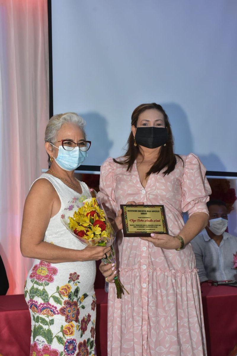 seceducacionctg's tweet image. La secretaria de Educación, @Olgaelvira, recibió este miércoles un reconocimiento especial por parte de la Institución Educativa Olga González Arraut, por inspirar con su trabajo al sector educativo a través de la formación con amor y la construcción de paz. 

#FormandoConAmor