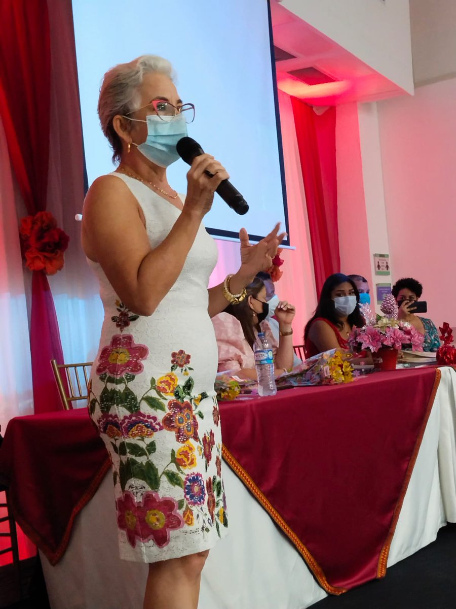 seceducacionctg's tweet image. La secretaria de Educación, @Olgaelvira, recibió este miércoles un reconocimiento especial por parte de la Institución Educativa Olga González Arraut, por inspirar con su trabajo al sector educativo a través de la formación con amor y la construcción de paz. 

#FormandoConAmor