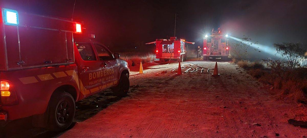 bomberoslarioja's tweet photo. Incendio controlado en zona sur, trabajan Bomberos Voluntarios Ciudad de La Rioja, Brigada de Incendios Forestales, Bomberos de La Policía https://t.co/KL8BXsxAlv