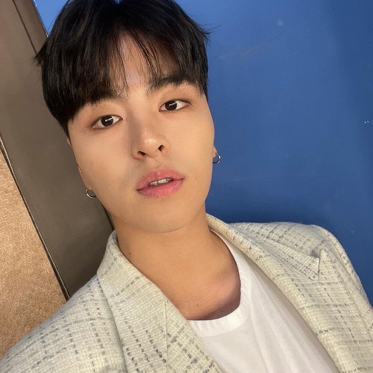 k_oojunhoe's tweet photo. Beforehand, it was rare for me to take multiple selfies. But for now it's a special present for iKONICs who come to fansign and iKONICs who always support us. Thank you for giving me and iKON a lots of love! https://t.co/x598wt0s0R