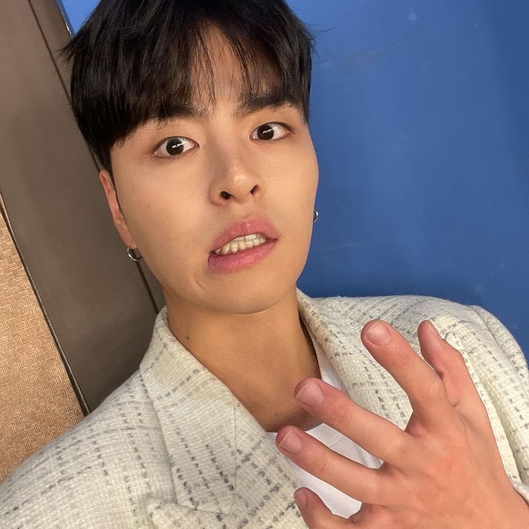 k_oojunhoe's tweet photo. Beforehand, it was rare for me to take multiple selfies. But for now it's a special present for iKONICs who come to fansign and iKONICs who always support us. Thank you for giving me and iKON a lots of love! https://t.co/x598wt0s0R