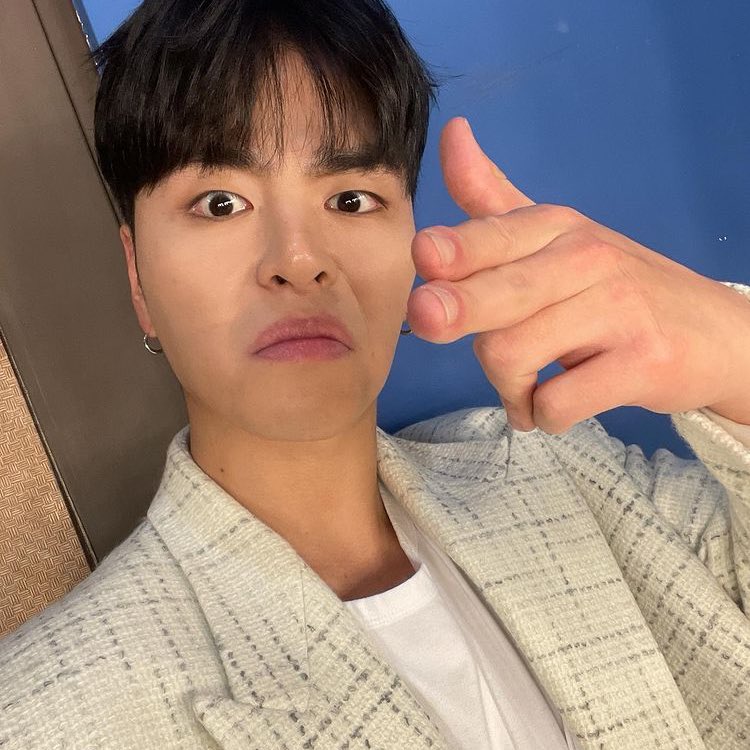 k_oojunhoe's tweet photo. Beforehand, it was rare for me to take multiple selfies. But for now it's a special present for iKONICs who come to fansign and iKONICs who always support us. Thank you for giving me and iKON a lots of love! https://t.co/x598wt0s0R