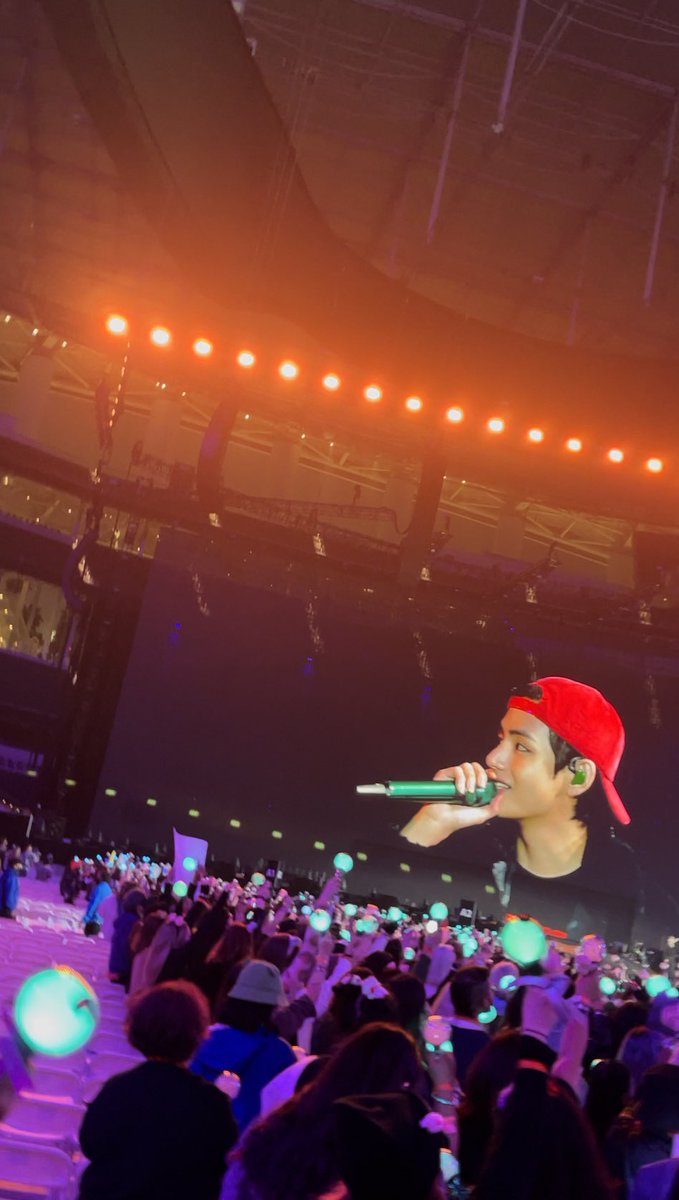 fxxkAgustD's tweet photo. HE'S NOT REAL #TAEHYUNG #BTS #PTD_ON_STAGE_LA #PermissiontoDance #방탄소년단 #BTSARMY https://t.co/DhUgYYBjXS
