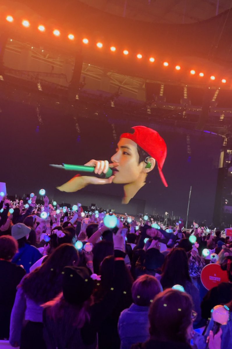 fxxkAgustD's tweet photo. HE'S NOT REAL #TAEHYUNG #BTS #PTD_ON_STAGE_LA #PermissiontoDance #방탄소년단 #BTSARMY https://t.co/DhUgYYBjXS