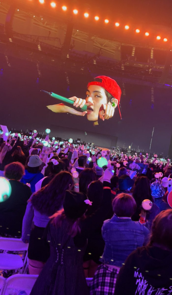 fxxkAgustD's tweet photo. HE'S NOT REAL #TAEHYUNG #BTS #PTD_ON_STAGE_LA #PermissiontoDance #방탄소년단 #BTSARMY https://t.co/DhUgYYBjXS