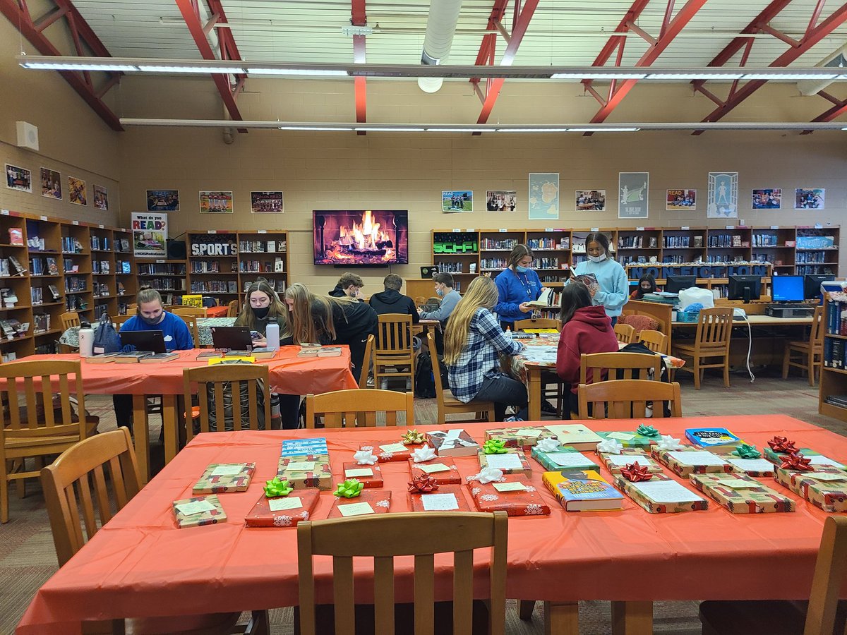 Haven't posted in a while but I sure do love my job. Highlights of the day included mentoring sweet girls, planning w genius teachers, getting kids super excited to check out books, giving Christmas gift books, &amp; ending it with some fun tutoring after school ❤📚🎄