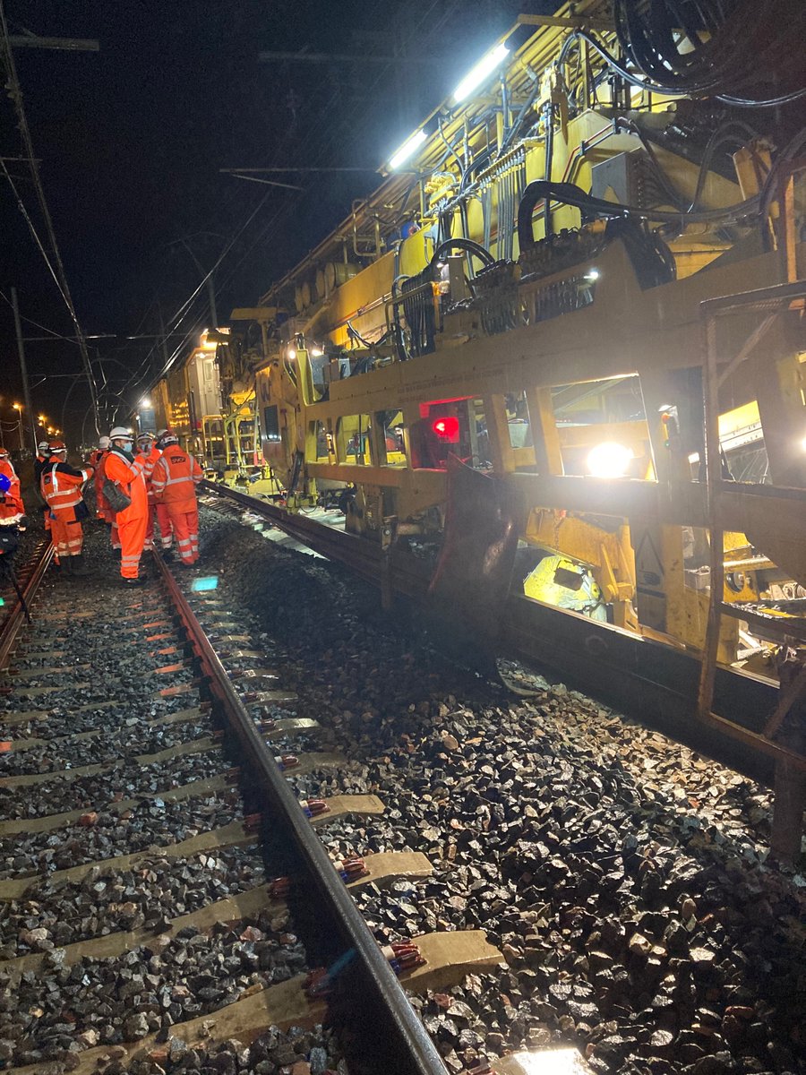 chabanelm's tweet photo. Cela se passe la nuit actuellement sur la ligne Bordeaux-Irun : 500 personnes mobilisées et un véritable train usine remettent à neuf la voie ferrée. Des moyens considérables pour moderniser le réseau ! @SNCFReseau https://t.co/F3ow5NwNaf