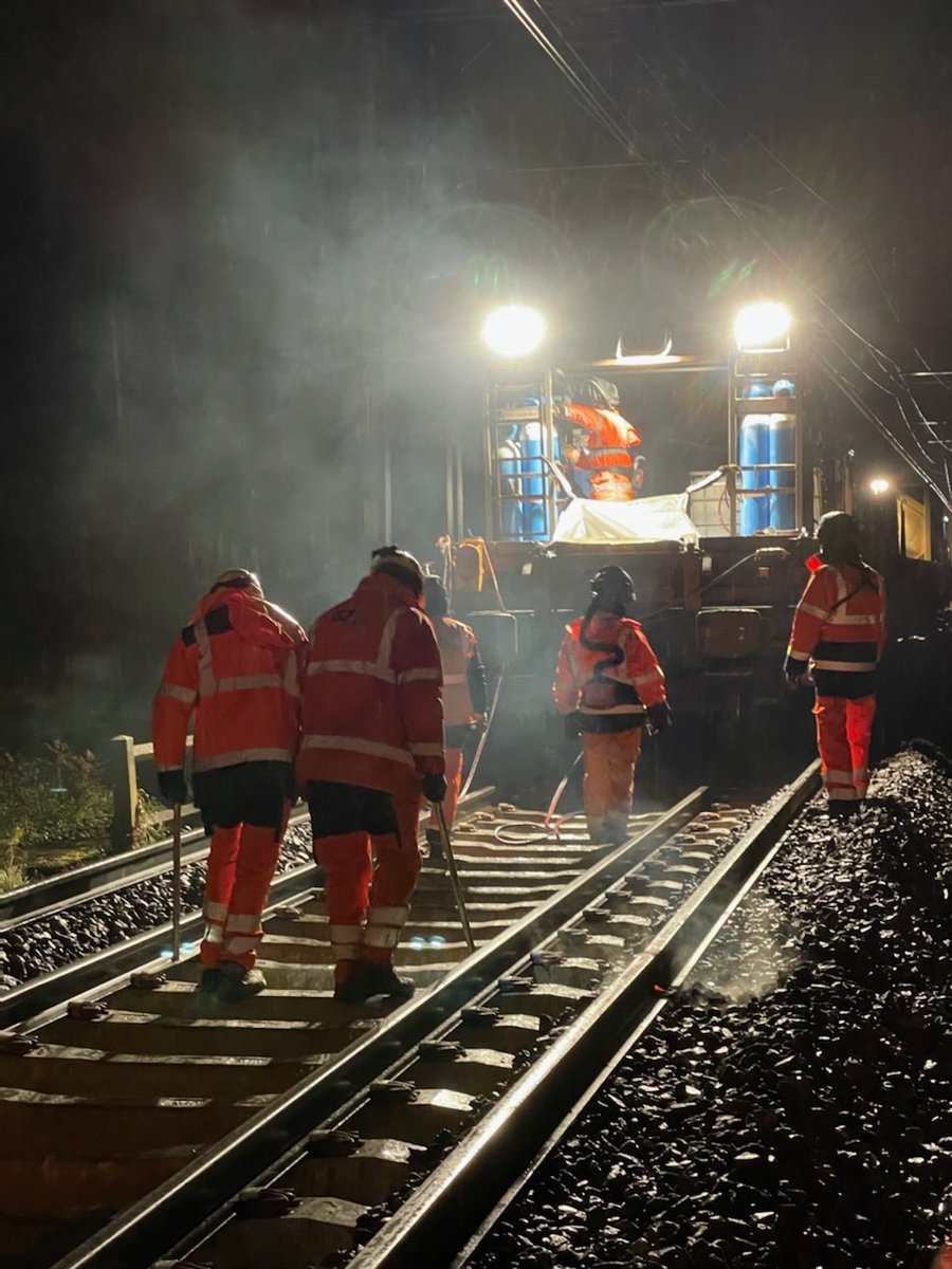 Cela se passe la nuit actuellement sur la ligne Bordeaux-Irun : 500 personnes mobilisées et un véritable train usine remettent à neuf la voie ferrée. Des moyens considérables pour moderniser le réseau ! <a href="/SNCFReseau/">SNCF Réseau</a>