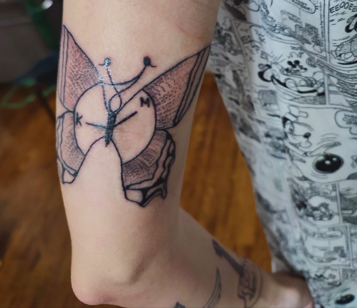 OfficialMDG's tweet photo. It's funny how, the warning signs can feel like they're butterflies... 🦋🌈😍 @halsey #tattoo #graveyard #halsey https://t.co/kyBb2A3ChL