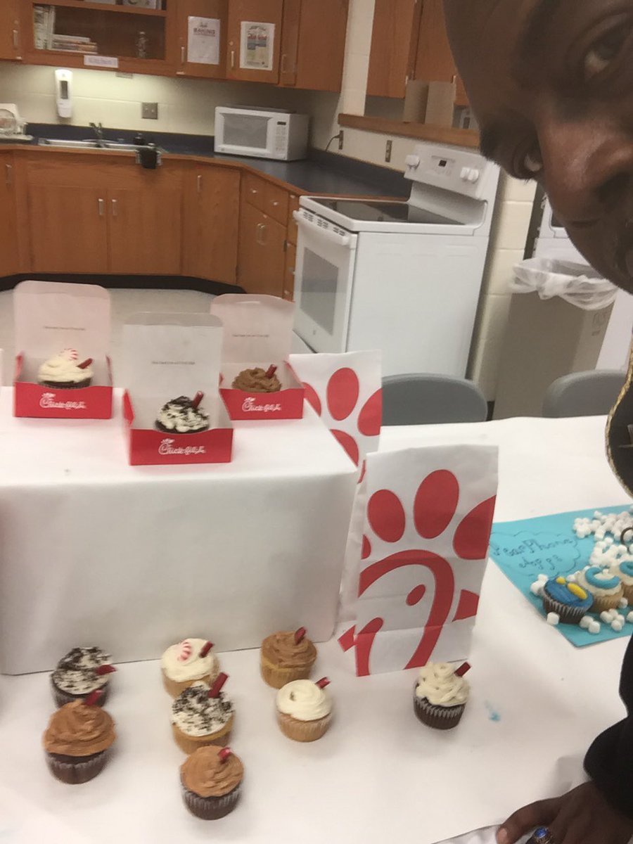 DannyLawray's tweet photo. Cupcake Wars were in full effect at @LCPS_Mercer and the kids were so creative. Gonna be a tough vote! #mercercupcakewars #RoarAsOne https://t.co/KuHHxDZkQv