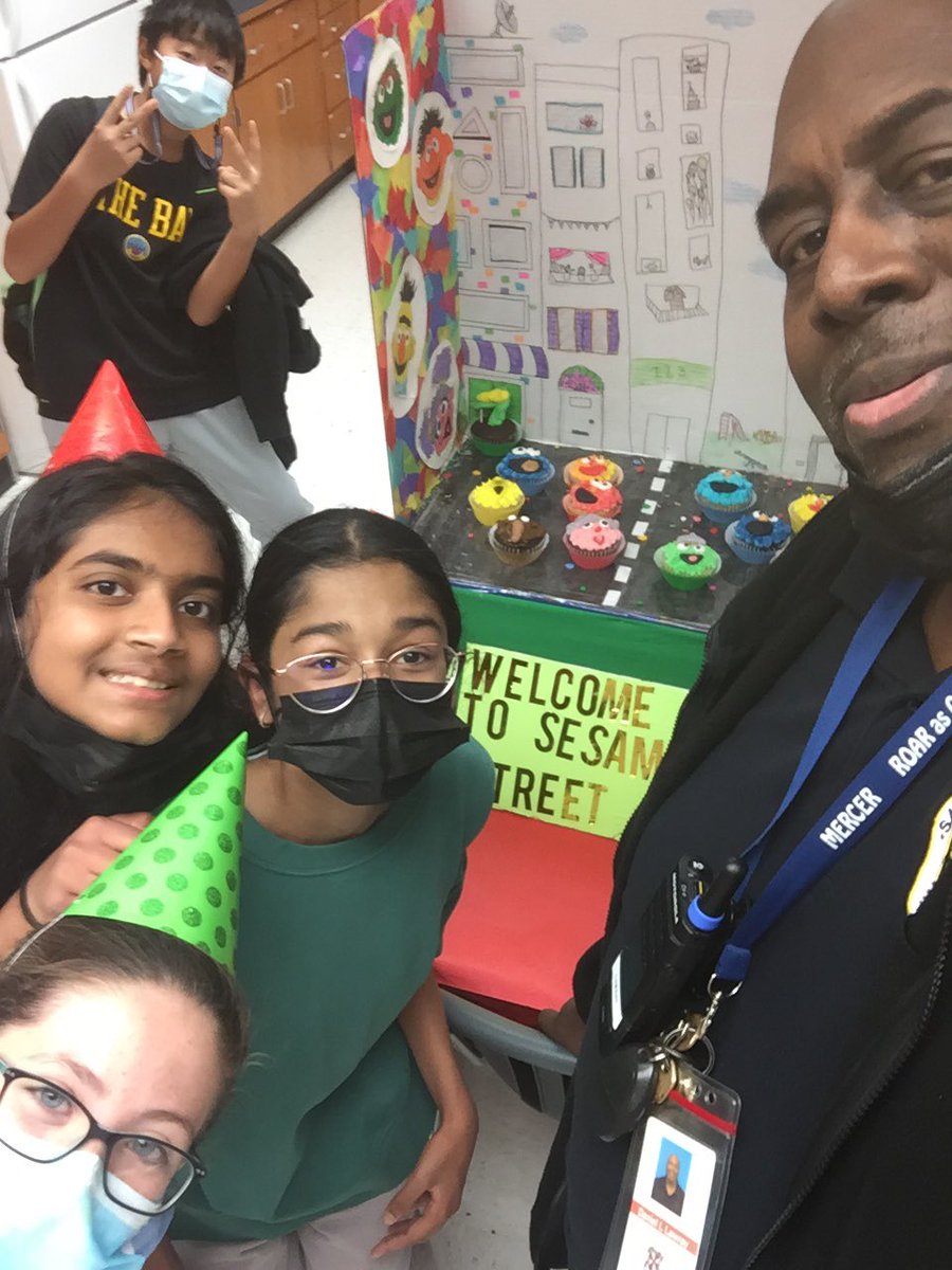 DannyLawray's tweet photo. Cupcake Wars were in full effect at @LCPS_Mercer and the kids were so creative. Gonna be a tough vote! #mercercupcakewars #RoarAsOne https://t.co/KuHHxDZkQv