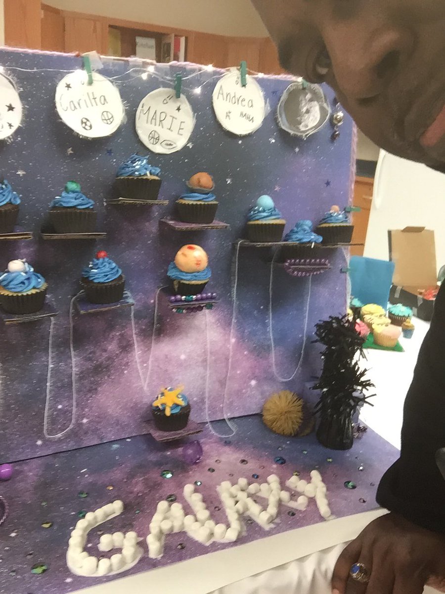 DannyLawray's tweet photo. Cupcake Wars were in full effect at @LCPS_Mercer and the kids were so creative. Gonna be a tough vote! #mercercupcakewars #RoarAsOne https://t.co/KuHHxDZkQv