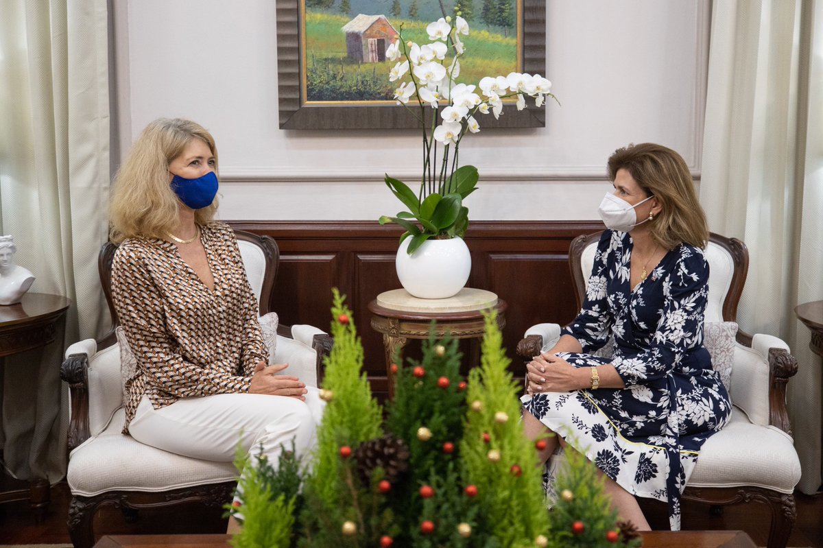 ViceRDo's tweet photo. La embajadora designada de la @UnionEuropeaRD, Katja Afheldt (@EmbUEenRepDom) se reunió con la vicepresidenta @RaquelPenavice para dialogar sobre temas de cooperación bilateral a favor del desarrollo de iniciativas por el bien común. https://t.co/ceWtrMEt7q