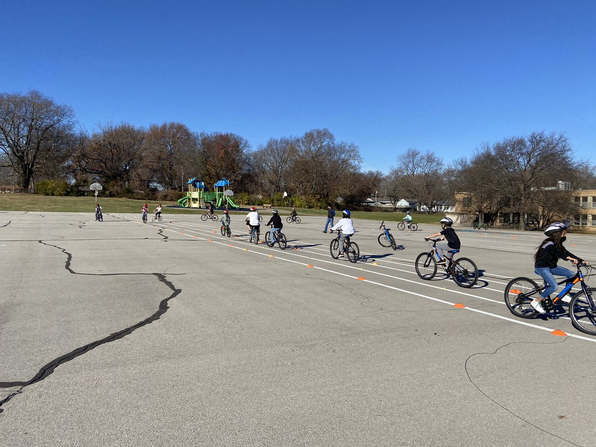 HuffingtonStacy's tweet image. 4th grade @ms_enright biking &amp;amp; becoming more confident riders and practicing the course. The @BikeWalkKC instructors are so awesome &amp;amp; patient. #isdstrong #3TEPride @3TrailsTigers #lifetimeoffun