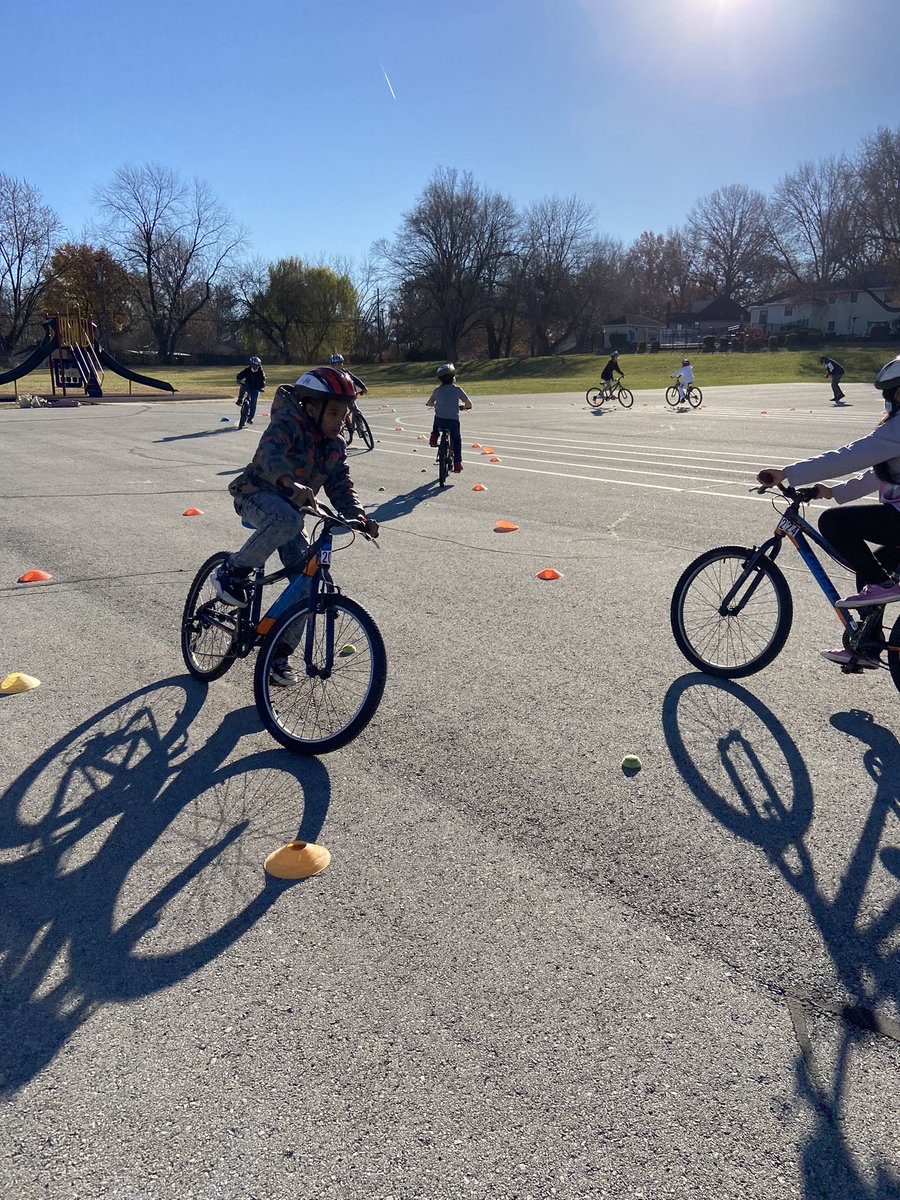 HuffingtonStacy's tweet image. 4th grade @ms_enright biking &amp;amp; becoming more confident riders and practicing the course. The @BikeWalkKC instructors are so awesome &amp;amp; patient. #isdstrong #3TEPride @3TrailsTigers #lifetimeoffun