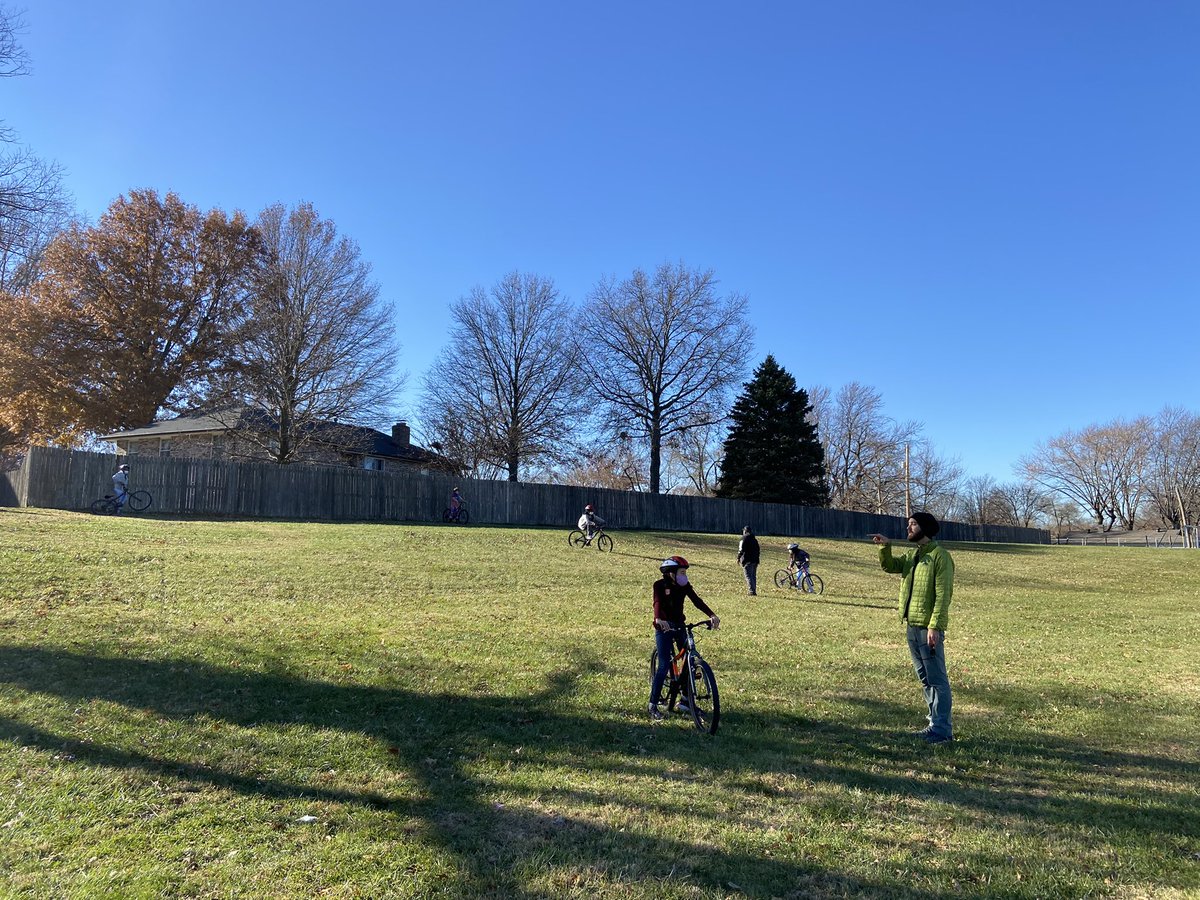 HuffingtonStacy's tweet image. 4th grade @ms_enright biking &amp;amp; becoming more confident riders and practicing the course. The @BikeWalkKC instructors are so awesome &amp;amp; patient. #isdstrong #3TEPride @3TrailsTigers #lifetimeoffun