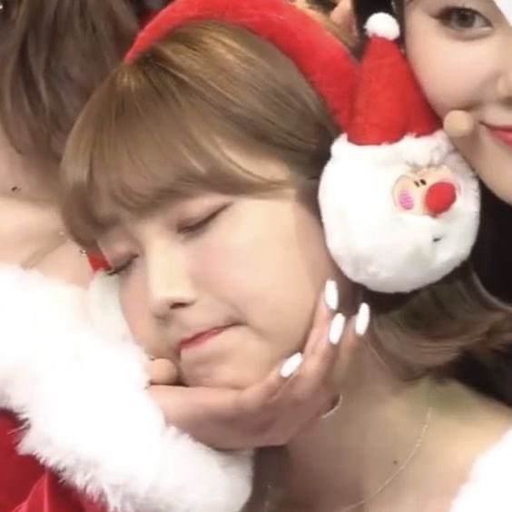ITS A VERY YEOJIN CHRISTMAS