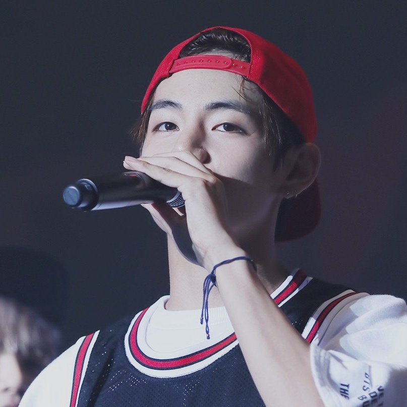 galaxy__Vtae's tweet photo. #V #テテ #TAEHYUNG #BTSV 

2015년 7월 🐻🧢      2021년 12월 🐻🧢 https://t.co/fXyVITPkly