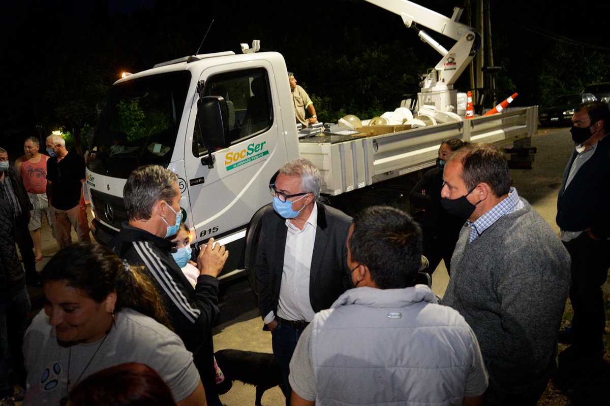 ZamoraJulio's tweet photo. ¡Gracias a los vecinos de la calle Ugarte del Barrio Parque Alegre por el recibimiento! Recorrí allí los nuevos 1600 metros de pavimento y supervicé las obras de colocación de iluminarias LED y reductores de velocidad. ¡Seguimos construyendo la ciudad que soñamos! #TigreEsMiVida https://t.co/X5mL6q6jcO