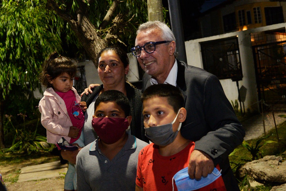 ZamoraJulio's tweet photo. ¡Gracias a los vecinos de la calle Ugarte del Barrio Parque Alegre por el recibimiento! Recorrí allí los nuevos 1600 metros de pavimento y supervicé las obras de colocación de iluminarias LED y reductores de velocidad. ¡Seguimos construyendo la ciudad que soñamos! #TigreEsMiVida https://t.co/X5mL6q6jcO