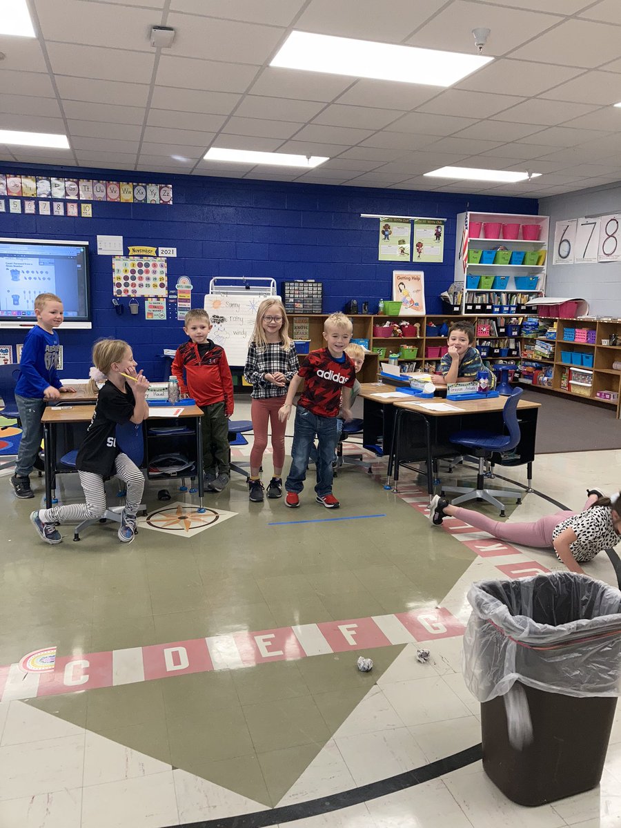 ashariseclassen's tweet photo. Kinder was pre excited to crumple up their MATH papers THEN getting to shoot baskets for push-ups against @AmandaLarsen4 5&amp;5 @emwolves https://t.co/YbR6TbXLTO