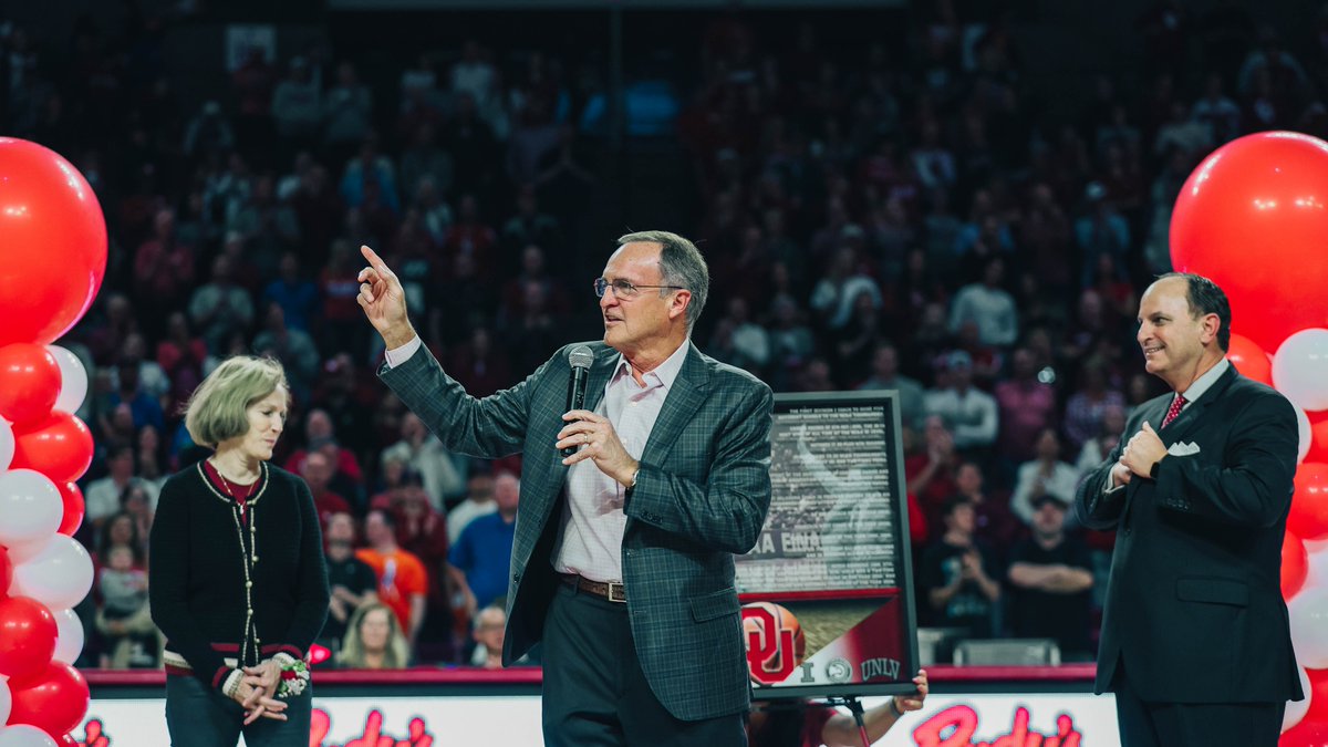 OU_MBBall's tweet photo. 𝑳𝒆𝒈𝒆𝒏𝒅 👑

Thank you Lon for everything you did and continue to do for OU!

#BoomerSooner https://t.co/Ttx6uzsLrF