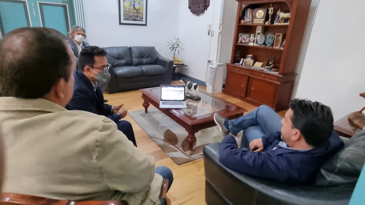 GoberLoja's tweet photo. Gobernador de la provincia de #Loja, @mariomancino, mantiene reunión con #SmartLandUtpl, @VinculacionUtpl y @GlobalCampUTPL. El propósito es fortalecer la cooperación y la gestión inteligente en territorio.
#JuntosLoLogramos https://t.co/BKPSdNtC1a