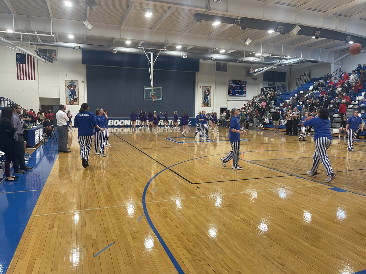 PFallis_TV's tweet photo. Less than 10 minutes away from the start of Hallsville and Boonville in the second semi-final of the Girls Tri County Conference Tournament. @KOMUsports https://t.co/KJoBxog2xO