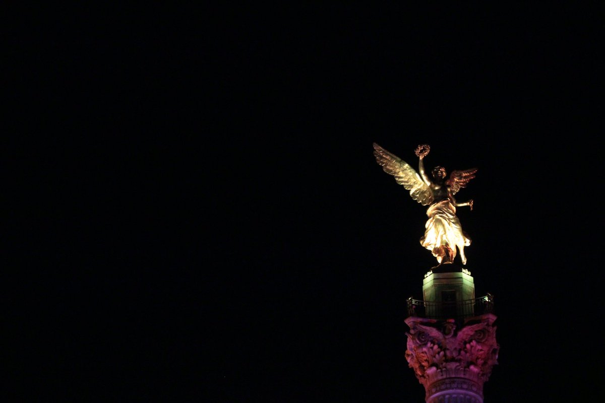SSaludCdMx's tweet photo. En el #DíaMundialDelSida, que se conmemora cada uno de diciembre, los monumentos y edificios del Gobierno de la Ciudad de México se iluminan de rojo en solidaridad por esta causa.
#HazteLaPrueba #TerminemosConElVIH https://t.co/nyb4E3DQGE