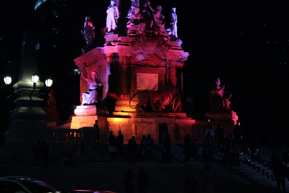 SSaludCdMx's tweet photo. En el #DíaMundialDelSida, que se conmemora cada uno de diciembre, los monumentos y edificios del Gobierno de la Ciudad de México se iluminan de rojo en solidaridad por esta causa.
#HazteLaPrueba #TerminemosConElVIH https://t.co/nyb4E3DQGE