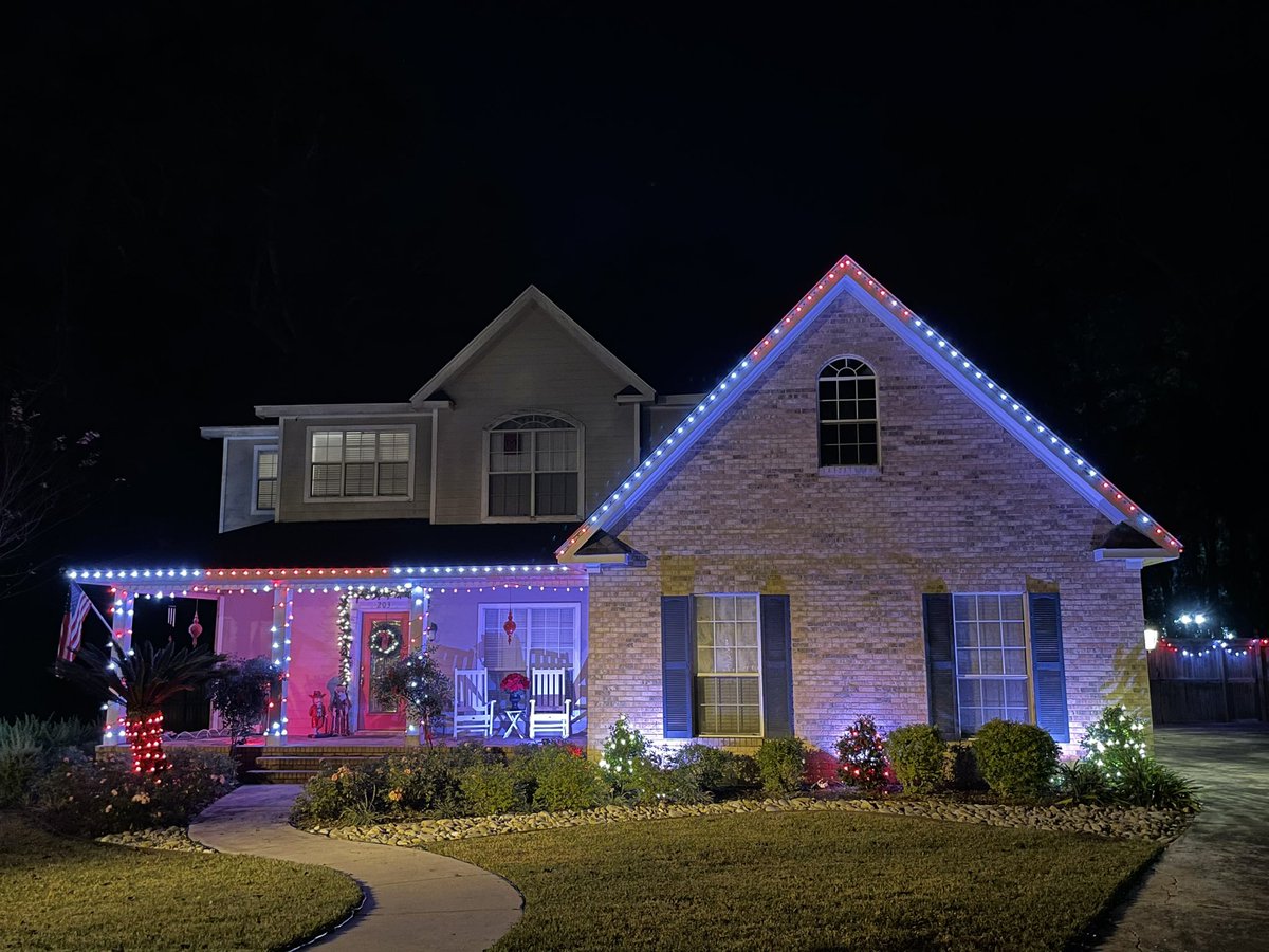 theITrebel's tweet photo. (1/2) It’s December 1 and I got everything lit just in the nick of time. The many shades of Christmas! #christmaslightshow #ledlights #falconpiplayer #kulplights https://t.co/2qU3s3auuQ