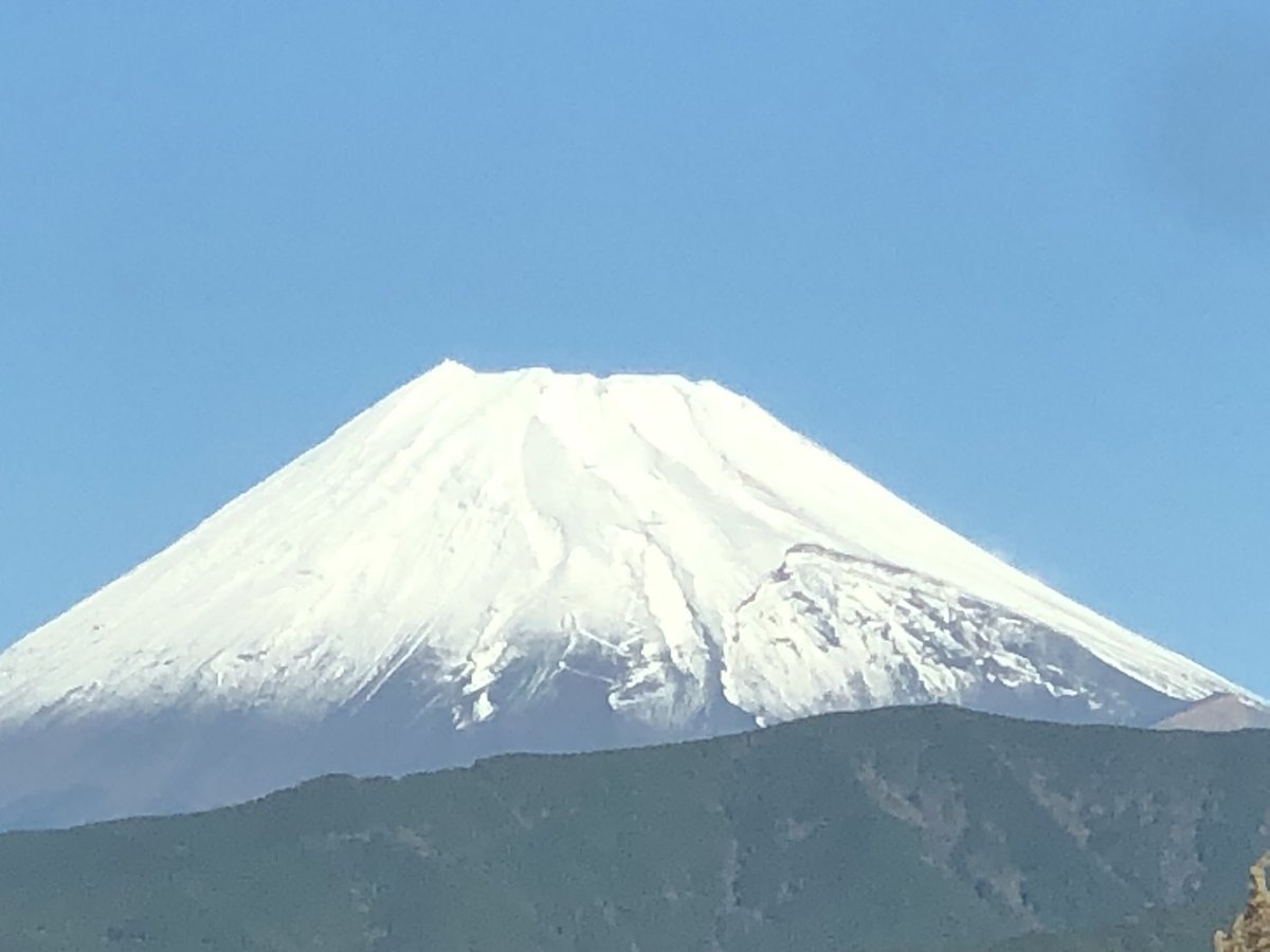 RozzetaKyc's tweet photo. 今朝の富士山🗻！！！
雪❄️が麓の方まで、覆われて富士山🗻らしくなりましたね⛄️✨💕🤗 https://t.co/OqJuTmZ8wu