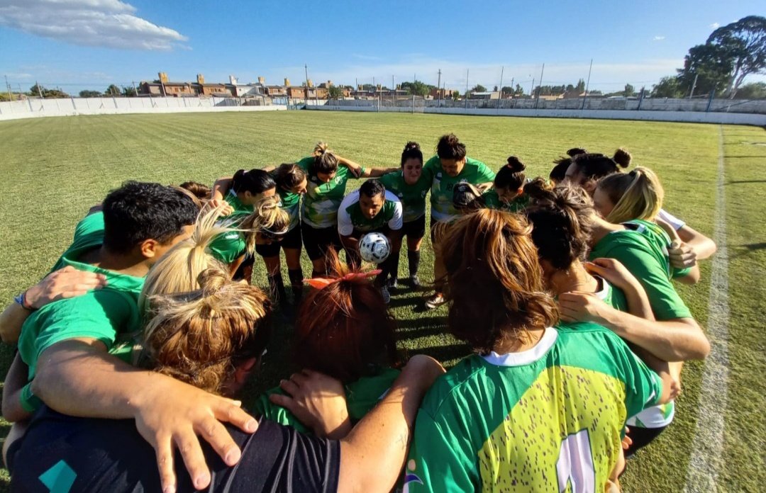 futbolfemstmbb's tweet photo. Partido Clave se jugó hoy por la tarde en Cancha La Amonia, por la Fecha 3 del Torneo Oficial Liga del Sur. 
Sindicato de Trabajadores Municipales superó por 1 a 0 a Petroquimicos. 
Alcanzando el primer puesto en la tabla.
#Disciplina
#UNION
#futbolfemenino⚽️
@Aguero_M_A
@stmbb https://t.co/SUdTLQK2jB