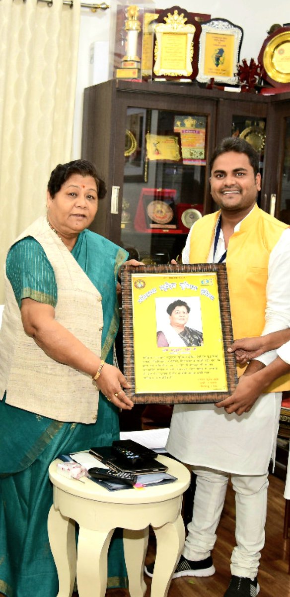 लोक सेवा आयोग द्वारा चयनित सहायक प्राध्यापकों की अविलम्ब नियुक्ति हेतु गोंडवाना स्टूडेंट्स यूनियन इंडिया(GSU, INDIA) के राष्ट्रीय संचालक अभिषेक उइके जी ने कल छतीसगढ़ की महामहिम राज्यपाल महोदया सुश्री अनुसुईया उईके जी से शिष्टाचार मुलाकात की।
#गोंडवाना_अभिषेक_उइके