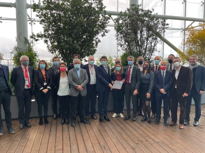 Scx_Flo's tweet photo. .#CSFIpc - Les industriels rassemblés pour mettre en œuvre les moyens de massifier la rénovation énergétique avec #BenoitBazin & #PierreEtienneBindschedler de @soprema avec le Parcours de Rénovation Energétique Performante #PREP
@laurent_sceaux @Xavier_Lemoine @patrick_ollier https://t.co/NyrMSMmV3u