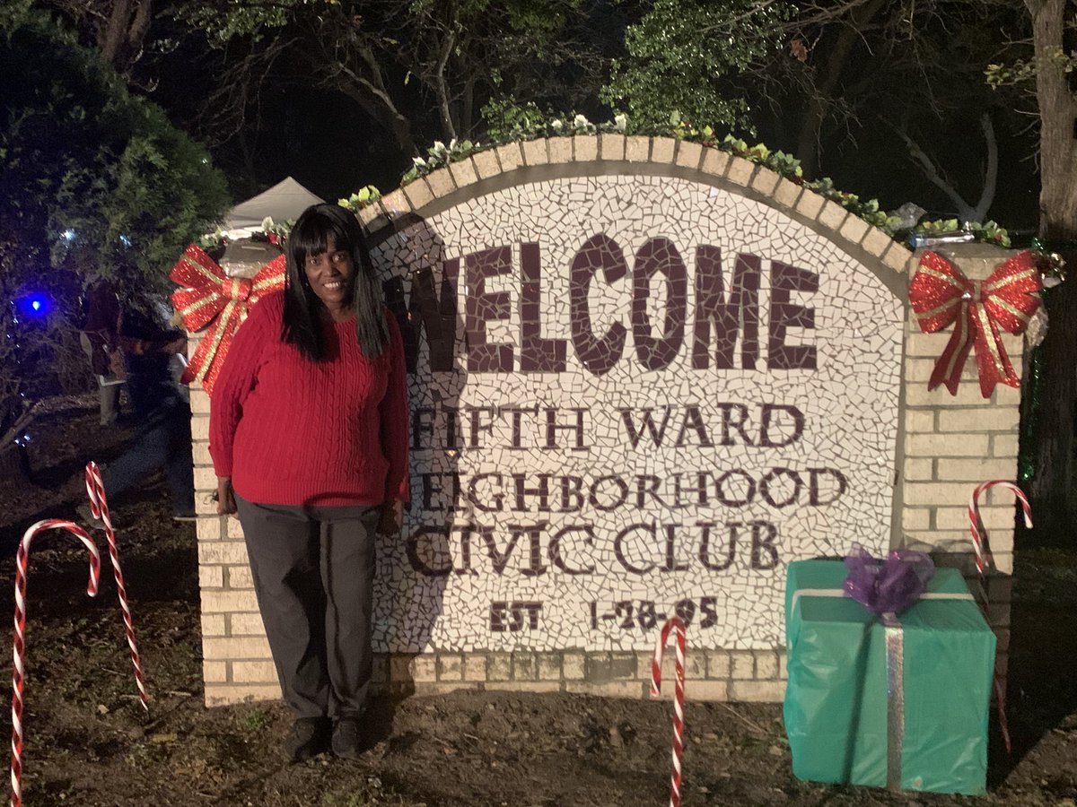 drdavescientist's tweet photo. @WeLoveWheatley @cbrowntechie @levelupmindset @SnowdenClifton @JaniceT78762291 @TheWheatleyWrap @JWilliamsPWHS @FifthWardCRC @teachspecialist @MrMSimmons06 Some additional pictures of our Wheatley Wildcats supporting our “Christmas in the Nickel” celebration. https://t.co/b7Z5y1r4cA
