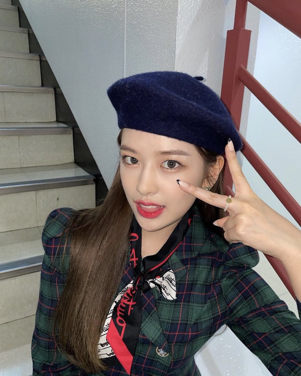 yujintwo's tweet photo. IVE Debut Showcase Yujin fanacc 

An Yujin is really pretty.. She looks exactly like the first photo she uploaded on insta on 24 Oct.. Maybe because she’s experienced, she was quite relaxed alongside Wonyoung and she’d wave to the fans below the stage occasionally…

(1/2) https://t.co/2WGfUJxMy1