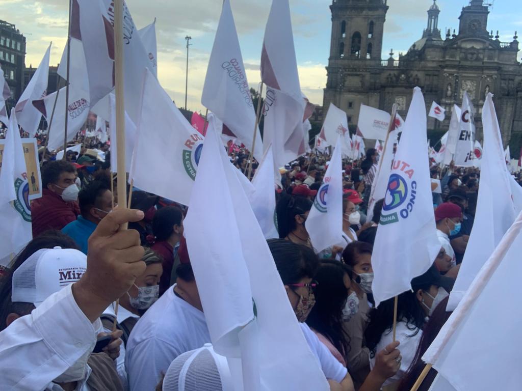AmigodeMorelia's tweet photo. #Ruta5 y @ManuelEspino presentes en el Zócalo. 🖐️💯

@lopezobrador_ @
@PartidoMorenaMx
@ARBedolla
@giulibugarini
@ruta5oficial

#3AnosDeTransformacion  
#AMLOSeQueda
#Ruta5
#AmigosOrg https://t.co/i5tX27GZN6