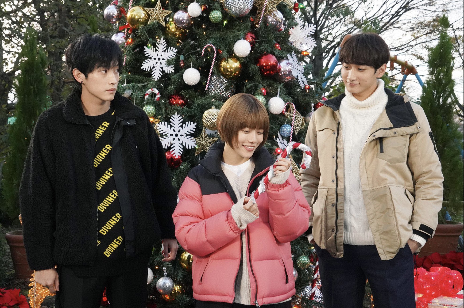 大きなクリスマスツリーの前にたつ、ユキコ、モリオ。
