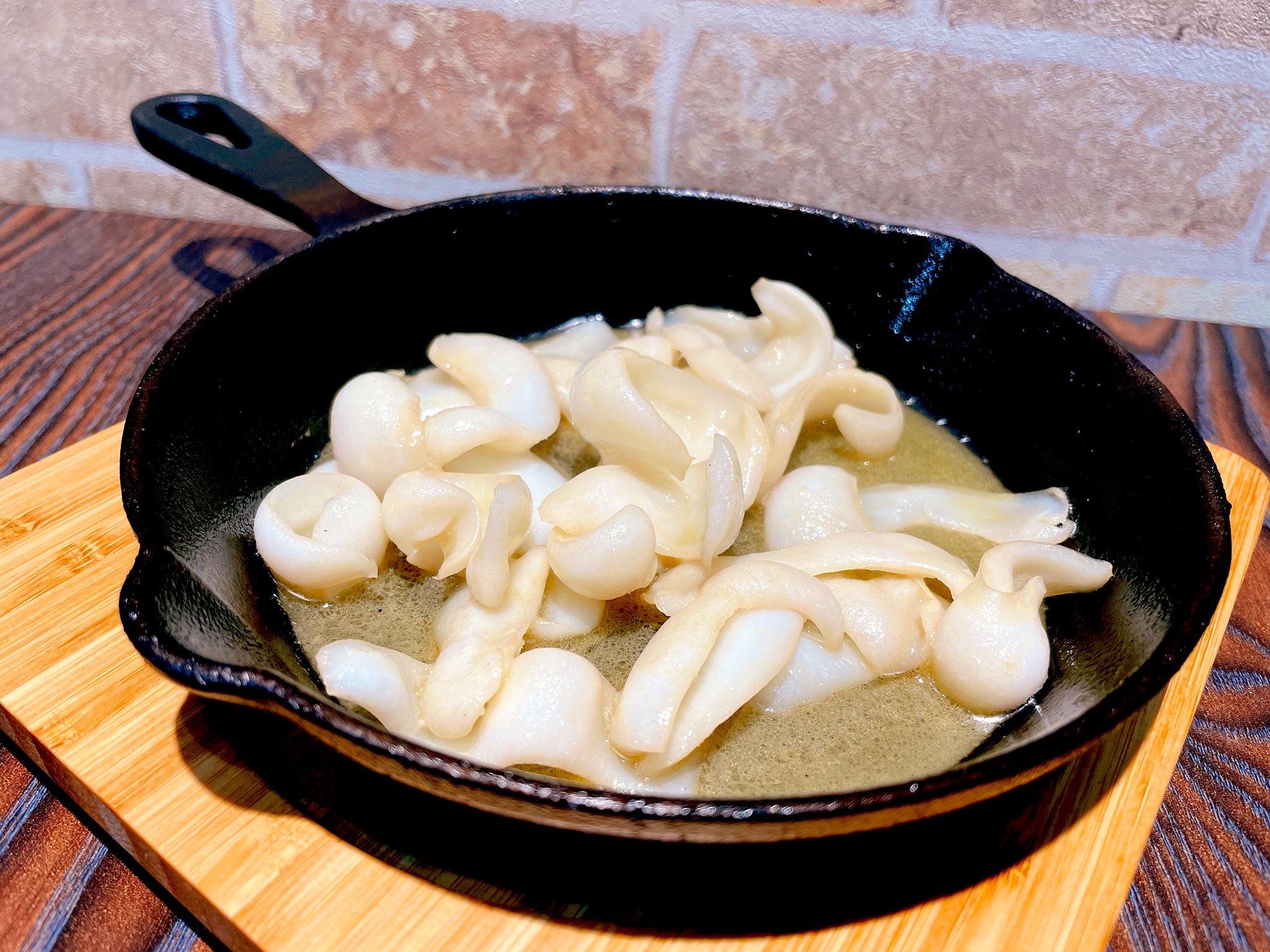 レストランジャパン おはようございます メニュー紹介 モンゴウイカ 生姜焼きorバター炒め 6 ぷりぷりのイカが鉄板に乗ってジュワジュワと音を立てる ビールが欲しくなるちょっと濃いめのお味です 味付けを2種選べるのでお好きな方をお